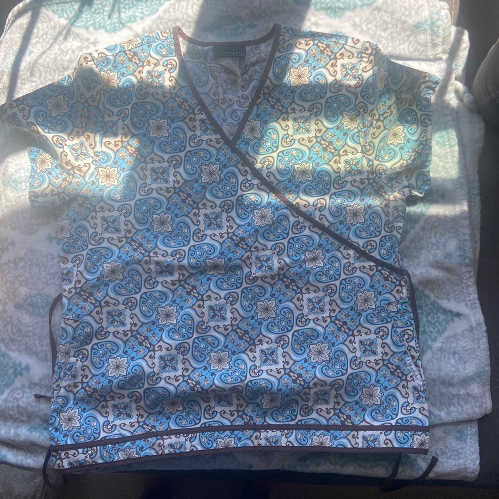 Cherokee size L scrub top